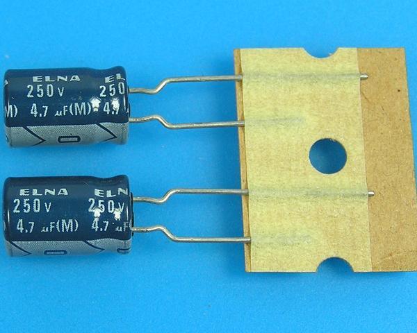 4,7uF/250V - 85°C Elna RE3   kondenzátor elektrolytický