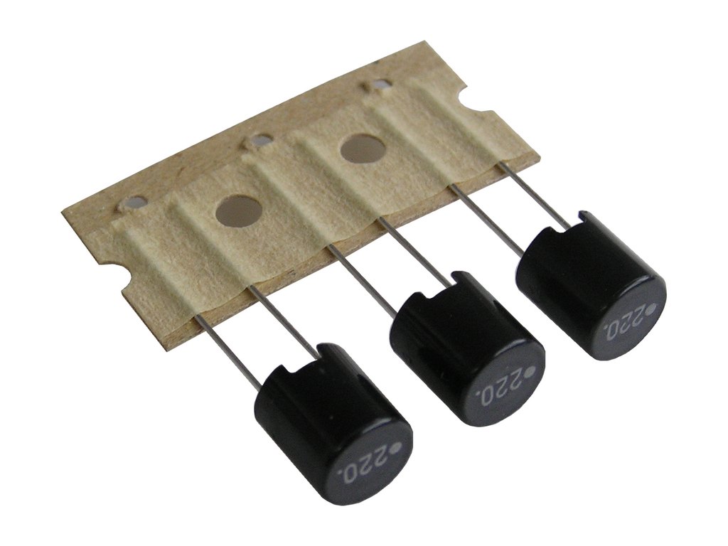 Cívka 22uH / 0,06 ohm, tlumivka 22uH, RM5mm, max. trvalý proud 0,7A 