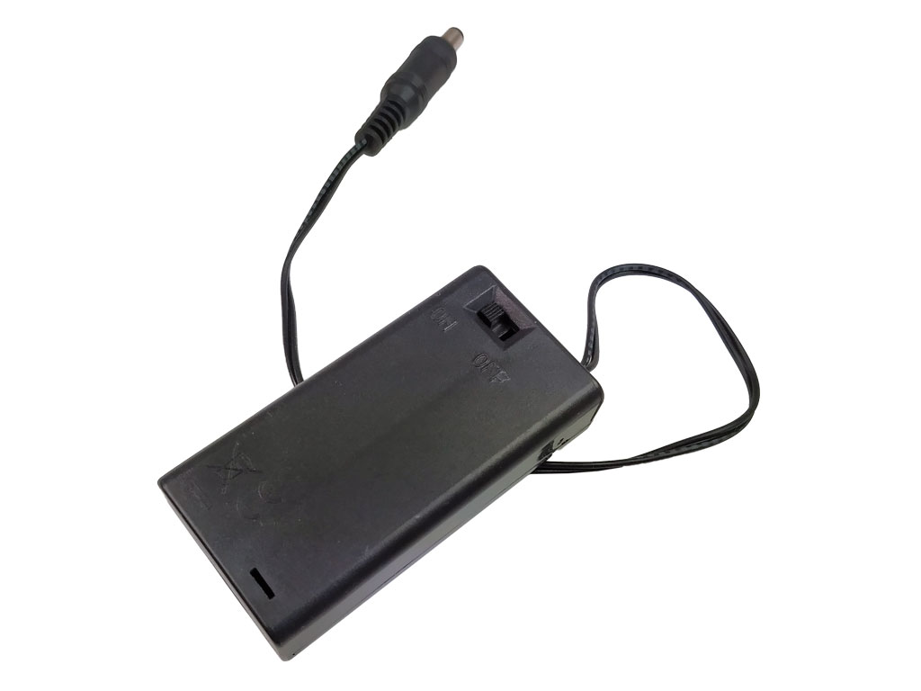 Pouzdro na baterie 2x AA vedle sebe, krabička s vypínačem, vývod vodiče s konektorem 5.5 x 2.1mm