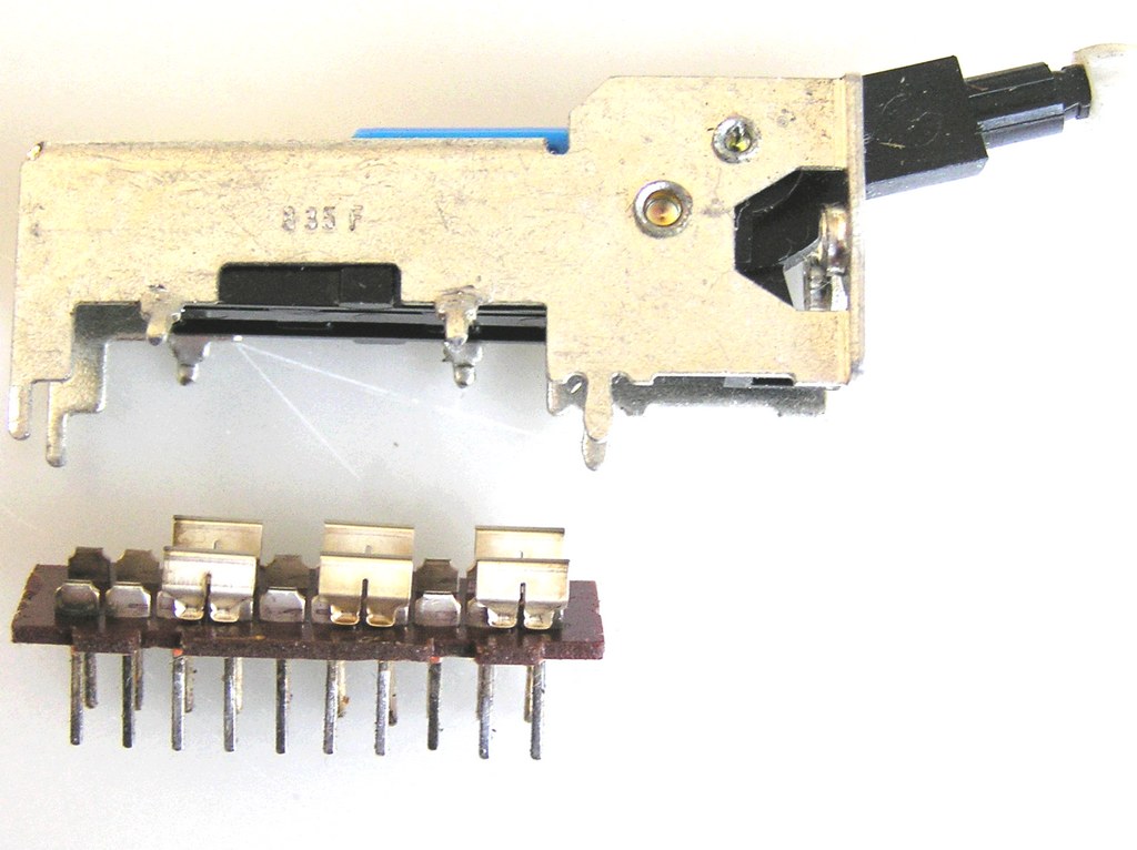 Přepínač radiomagnetofonu dvoupolohový 6 sekcí, 2 x 10 pin, výrobce ALPSs