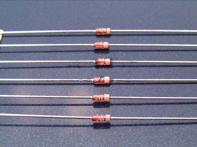 ZD 3V3 0.5W zenerova dioda 3,3V / 0,5W BZX55C3V3