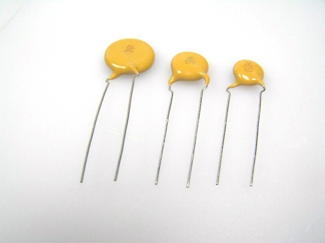 Keramický kondenzátor 2200pF 3000V THT s roztečí 7,5mm