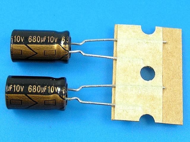 Elektrolytický kondenzátor 680uF 10V 105°C Lelon RXK