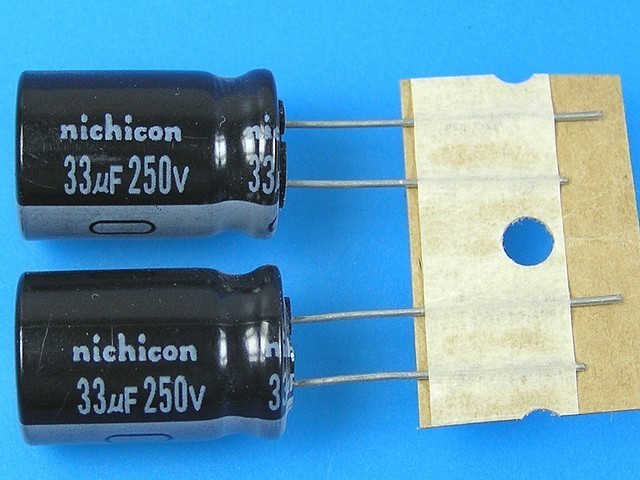 Elektrolytický kondenzátor 33uF 250V 85°C Nichicon VR