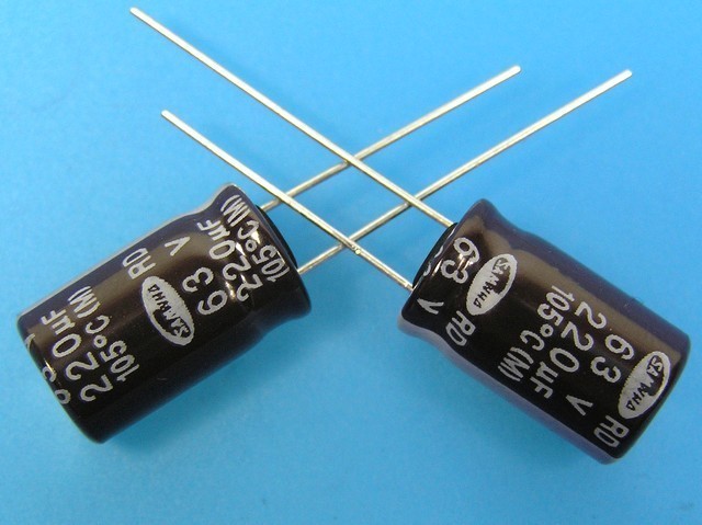 Elektrolytický kondenzátor 220uF 63V 105°C Samwha RD