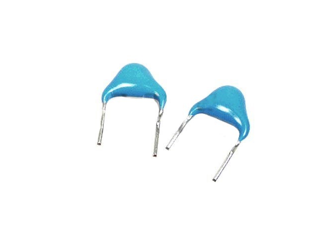 Keramický kondenzátor 27pF 3000V s roztečí 7,5 mm