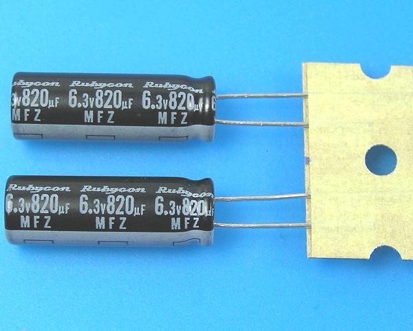 Elektrolytický kondenzátor 820uF 6,3V 105°C s nízkým ESR a vysokým ripp. proudem