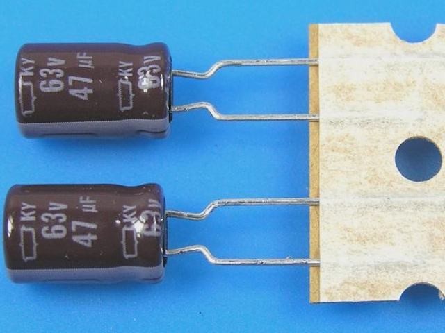 Elektrolytický kondenzátor 47uF 63V 105°C s nízkou impedancí Nippon KY