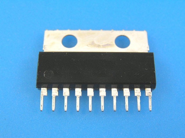 Integrovaný NF koncový stupeň LA4261 25V 2A 2x5W