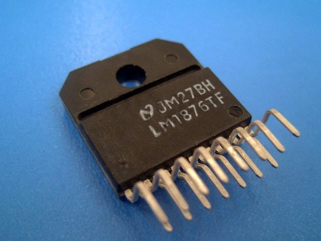 Integrovaný zesilovač LM1876TF s napájením ±27V a výkonem 2x15W