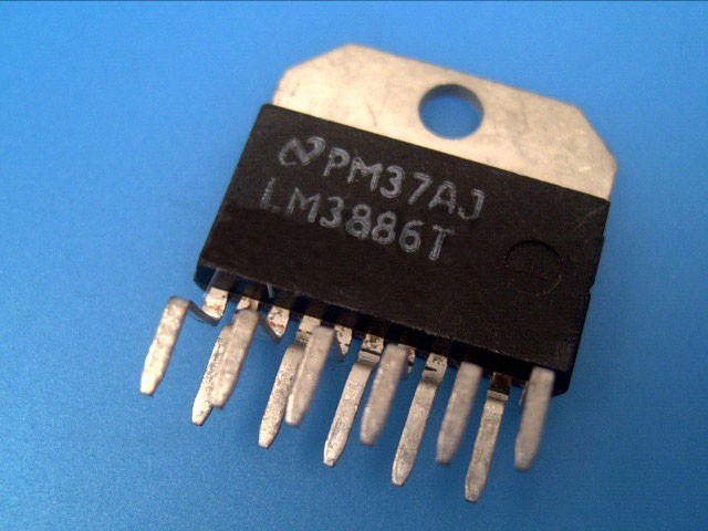Integrovaný zesilovač LM3886T s napájením ±42V a proudem 7A