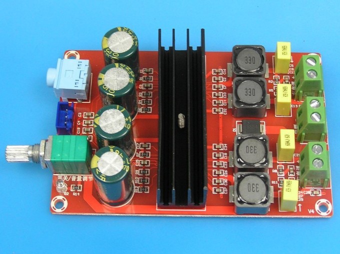 Nízkofrekvenční modul koncového zesilovače 12-24V, 2x70W, třída D