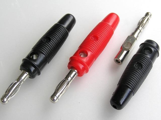 Samostatný banánek 10A černý s příčnou zdířkou a šroubem BC-025/B