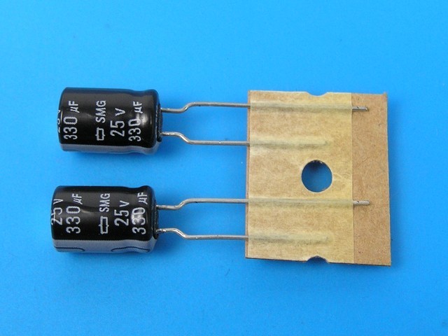 Elektrolytický kondenzátor 330uF 25V 85°C Nippon SMG