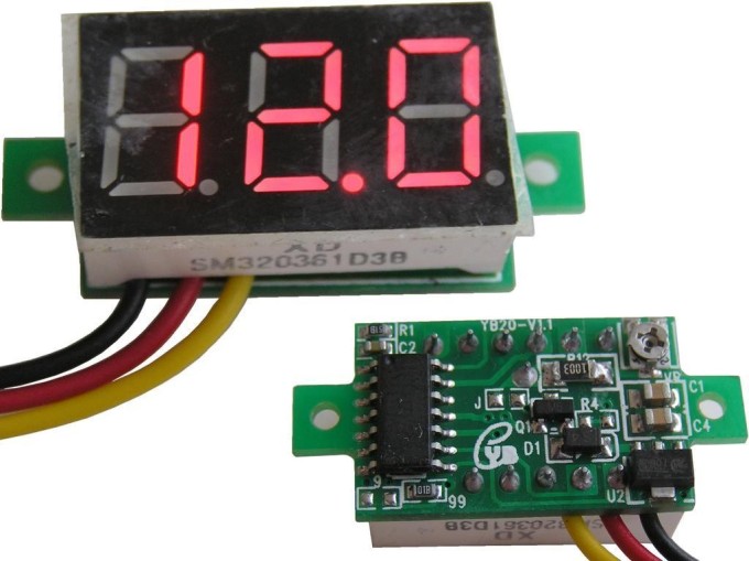 Digitální panelové měřidlo 0-100V LED s korekcí a mini rozměrem