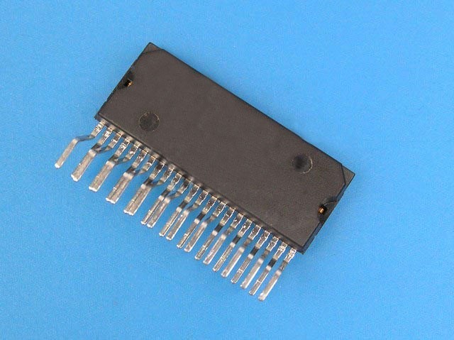 Integrovaný zesilovač TDA8920BJ s výkonem 2x100W