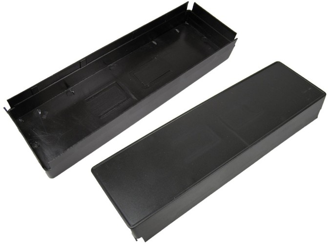 Panelový kryt autorádia z černého plastu 190x58 mm