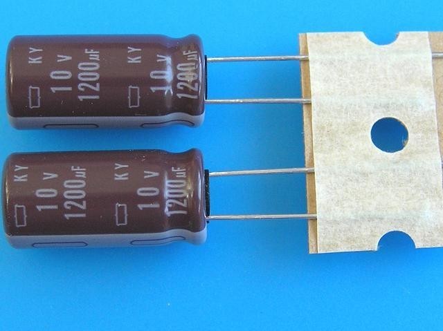Elektrolytický kondenzátor 1200uF 10V 105°C s nízkým ESR