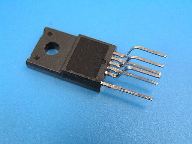 Výkonový integrovaný obvod STRW6750F pro impulsní zdroje