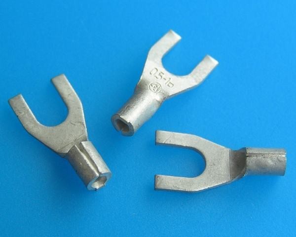 Vidličkové kabelové očko M4 pro krimpování a letování, 1 ks