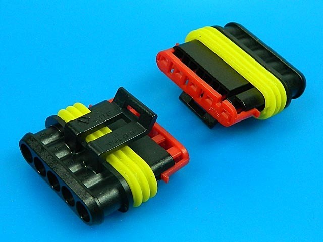 Zásuvkový konektor AMP Superseal 1,5 SRS 5 PIN se zámkem SRS1,5/F05 0282089-1