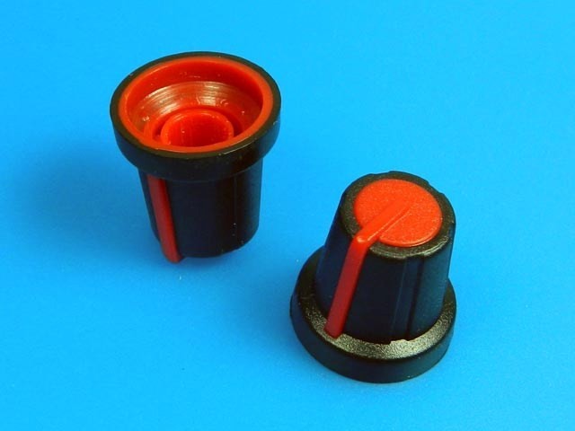 Miniaturní knoflík na potenciometr s oskou 6mm a červeným ukazatelem