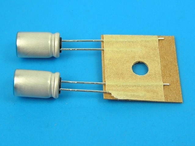 Elektrolytický polymerový kondenzátor 68uF 10V 105°C s nízkým ESR a vysokým riplem