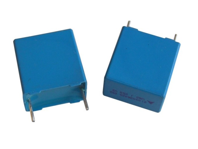 Fóliový kondenzátor 0,82 µF 250 V polypropylenový ±10% RM 15 mm