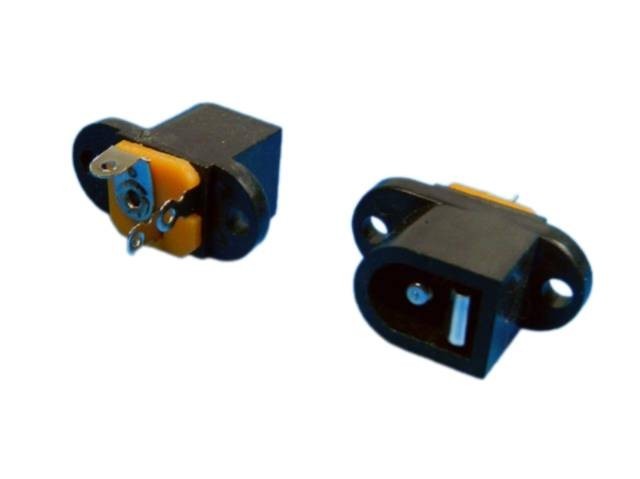Napájecí konektor 5.5x2.5mm s límcem a pájecími kontakty do panelu