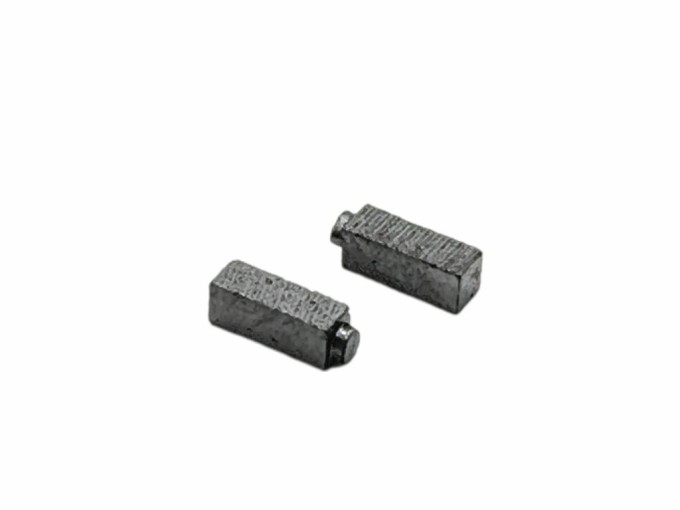 Uhlíkové kartáče do elektromotoru šicího stroje JUKI 2 ks, 3,9x4,3x12 mm s čepem 3 mm