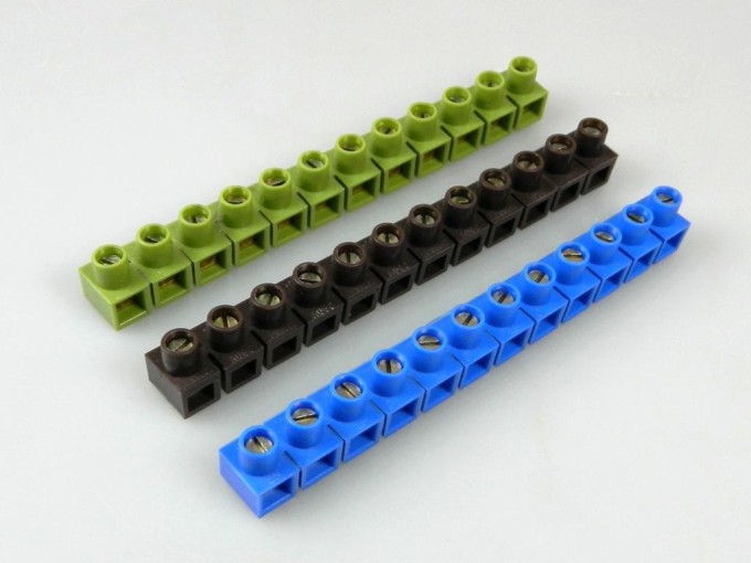 Řadová svorkovnice 12pin černá s otvorem 4,5 mm