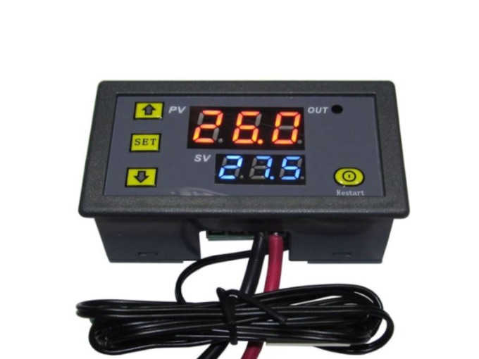 Panelový digitální termostat W3230 s rozsáhlým teplotním rozsahem a napájením 24V