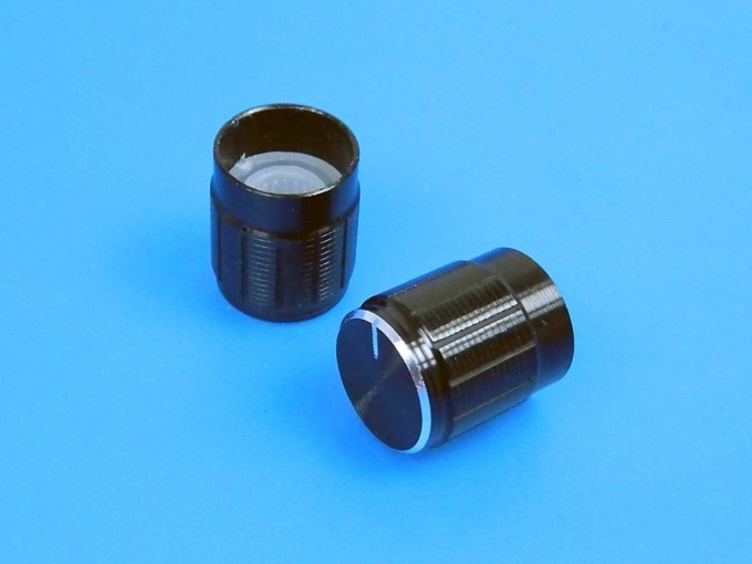 Černý hliníkový knoflík na potenciometr 14 mm s oskou 6 mm a ukazatelem