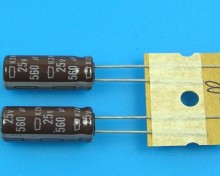 Elektrolytický kondenzátor 560uF 25V 105°C s nízkým ESR a vysokým ripplem